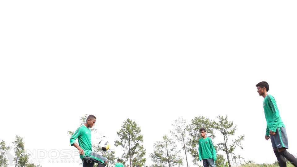 Para pemain seleksi Timnas Indonesia U-19 melakukan jugling,Senin (25/07/16). (INDOSPORT/Herry Ibrahim)